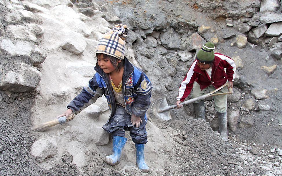 Minenarbeiterin mit fünf Jahren