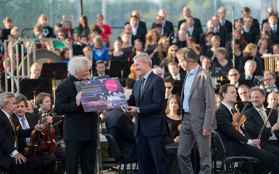 Berliner Philharmoniker nehmen Spendenscheck entgegen
