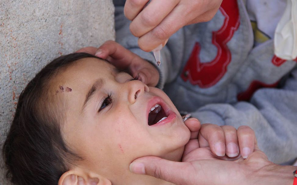 Die dreijährige Fatma wird gegen Kinderlähmung geimpft. Ihre Familie flüchtete vor dem Krieg in Syrien in die Türkei