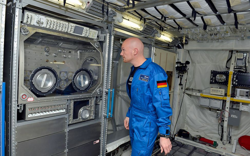 Gründliche Vorbereitung: ESA-Astronat Alexander Gerst im ESA-Trainingszentrum | © UNICEF DT/2014/Hyou Vielz