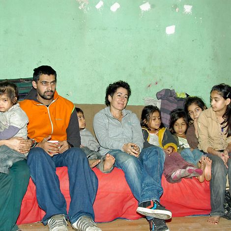 Dunja Hayali bei der Familie Sahitoviq | © UNICEF/Dietz