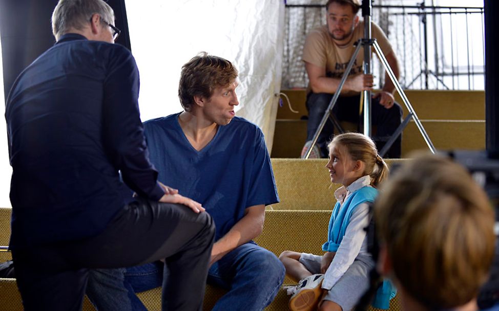 Dirk Nowitzki für UNICEF: Am Set mit Milia
