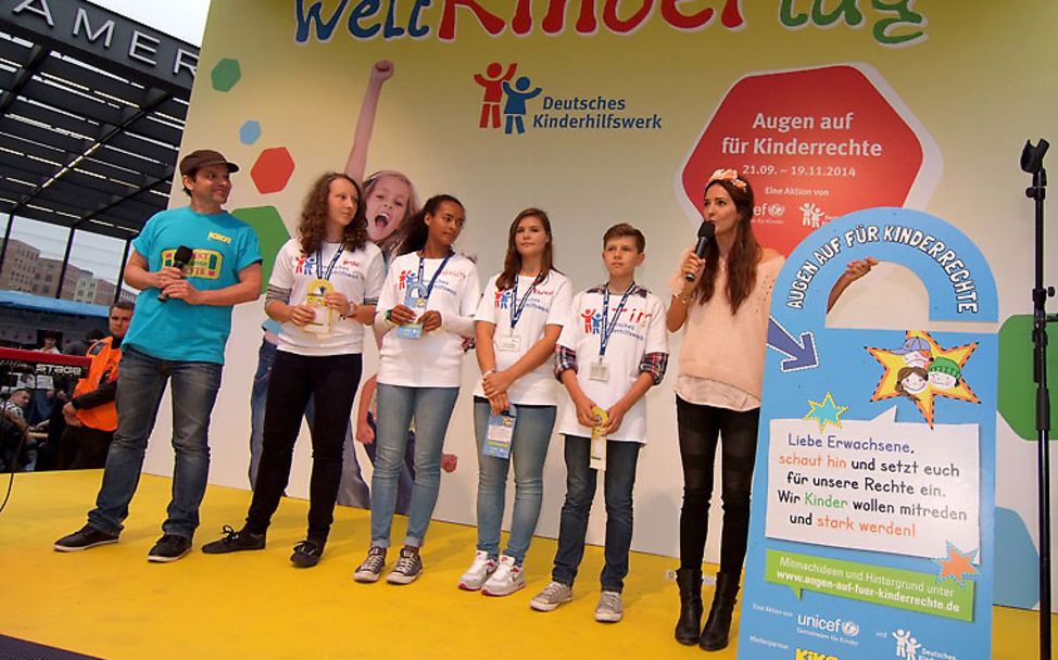 Berlin: Kinder starten mit Moderatorin Johanna Klum die Aktion Augen auf für Kinderrechte.