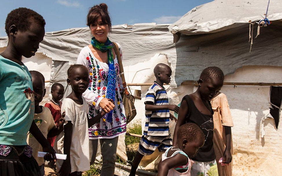 Südsudan: Tessa Page mit Kindern