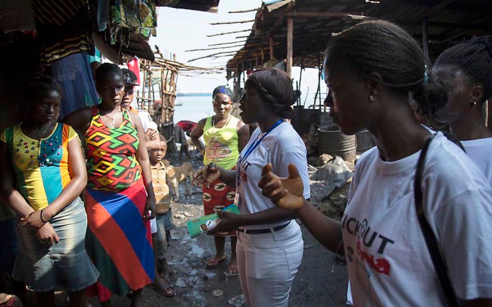 Ebola Sierra Leone: Gespräche von Helfern mit Müttern