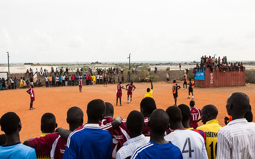 Südsudan: Die Kinder spielen Fußball.