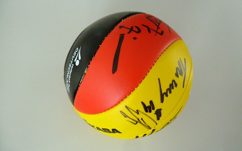 Deutsche Volleyballnationalmannschaft: Ball mit Unterschriften