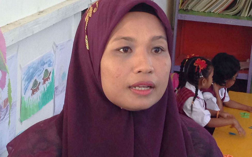 Indonesien: Lehrerin Rosna hat den Kindergarten aufgebaut.
