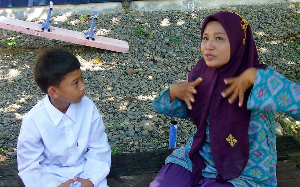 Indonesien: Lehrerin Rosna mit ihrem Sohn.