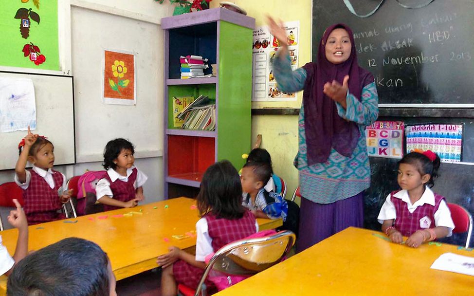 Indonesien: Lehrerin Rosna unterrichtet im Kindergarten.
