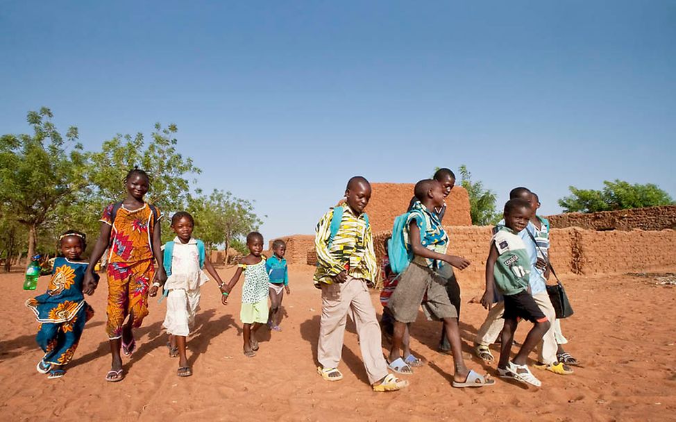 Schulen für Afrika: Kinder in Mali auf dem Weg zur Schule