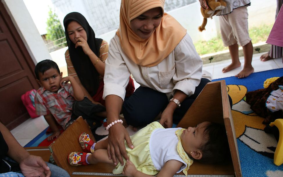 Indonesien: UNICEF impft Kinder.