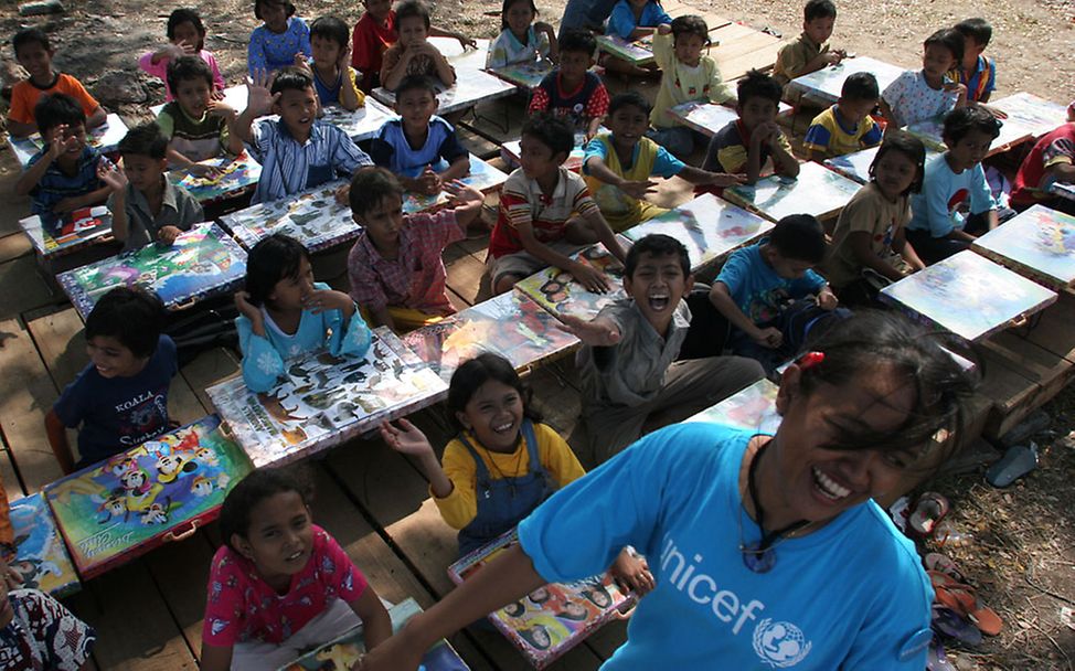 Indonesien: UNICEF-Lehrerin Vivi Soviani betreute damals 150 Kinder.