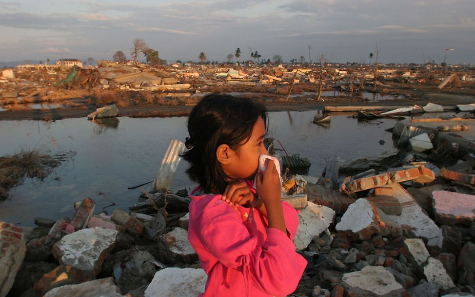 Indonesien: Das Mädchen gedenkt ihrer Verwandten, die beim Tsunami gestorben sind.
