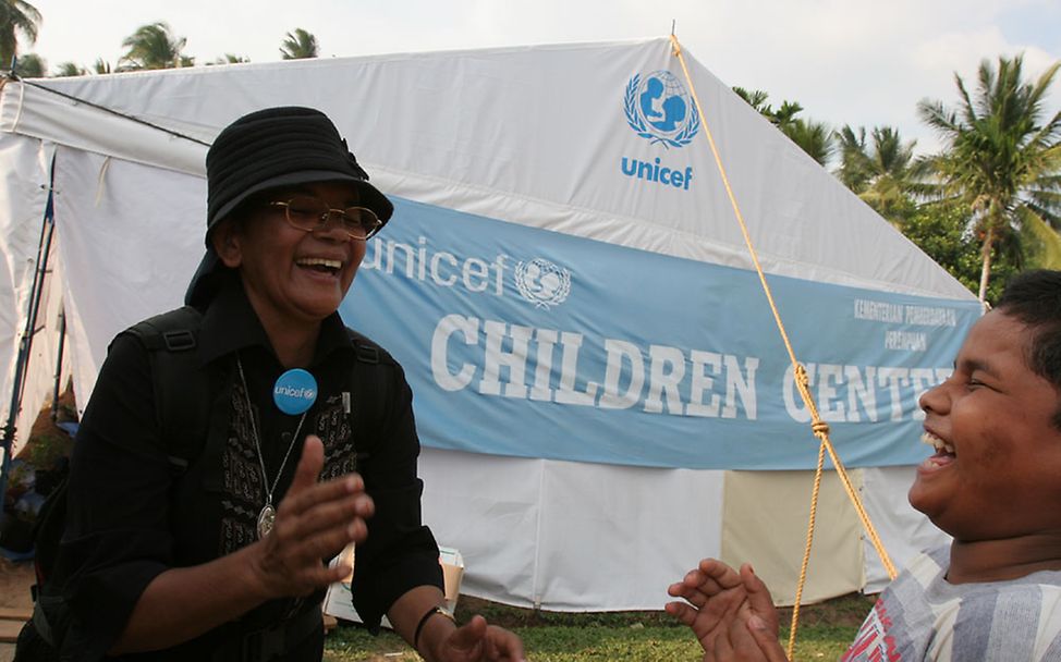 Indonesien: Schwester Brigitta Renyaan spielt mit einem Jungen.