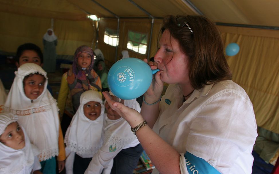 Indonesien: UNICEF-Mitarbeiterin in einer Schule in Banda Aceh.