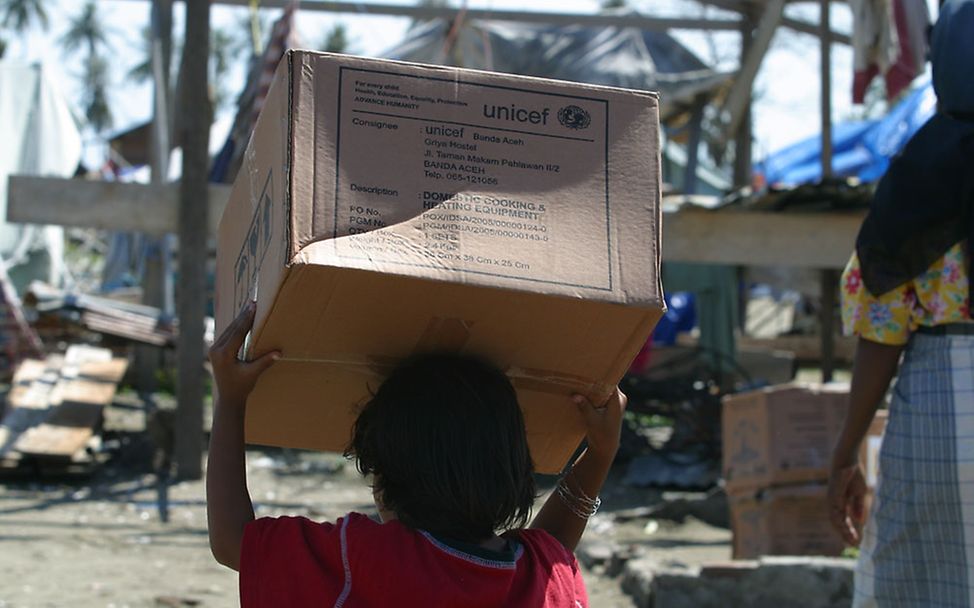 Indonesien: UNICEF versorgte die Menschen mit Kochuntensilien und anderen Hilfsgütern.