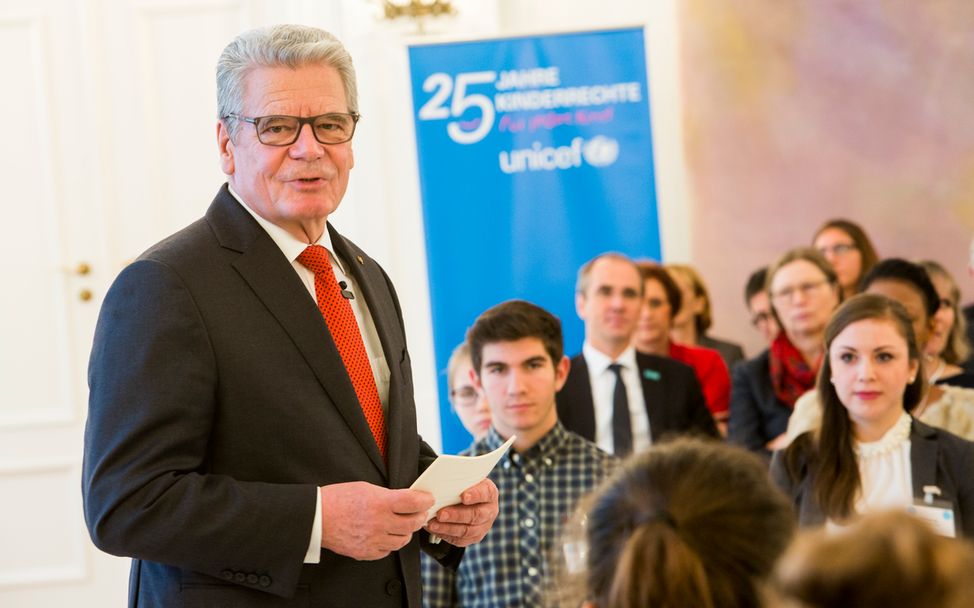 Bundespräsident Gauck mit Jugendlichen im Schloss Bellevue 