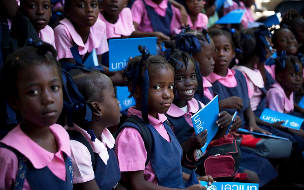 Haiti: Schulkinder mit UNICEF-Heften