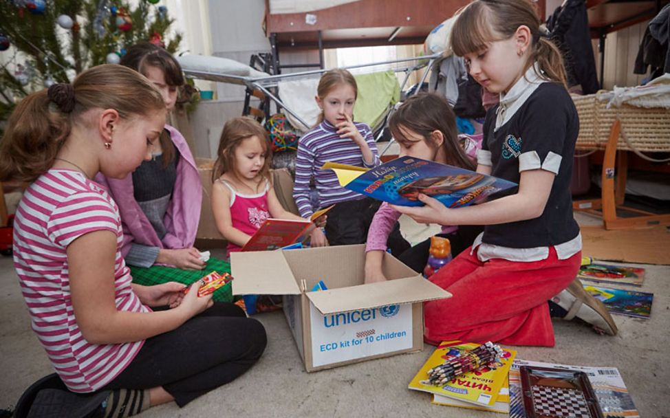Ukraine-Krise: Lernmaterial und Spielzeug für Kinder in der Ost-Ukraine.