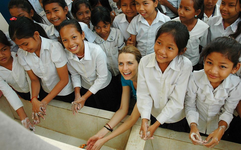 Kambodscha: Eva Padberg beim Händewaschen mit Grundschulkindern