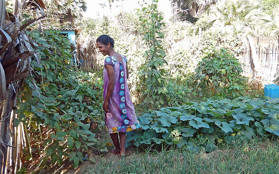 Sri Lanka: Mary Rita in ihrem Garten.