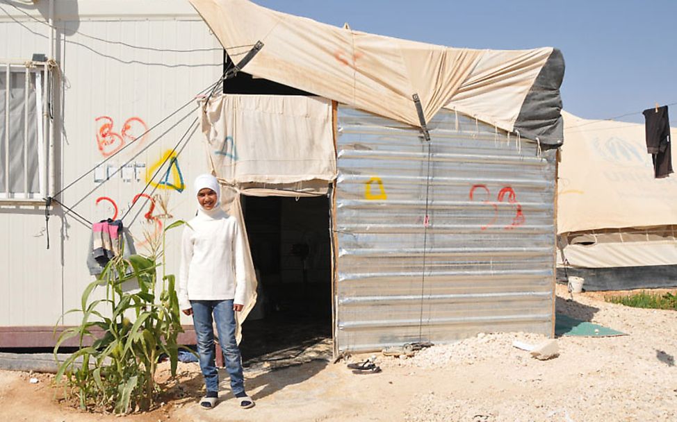 Syrische Flüchtlinge: Raneem vor Container im Flüchtlingscamp