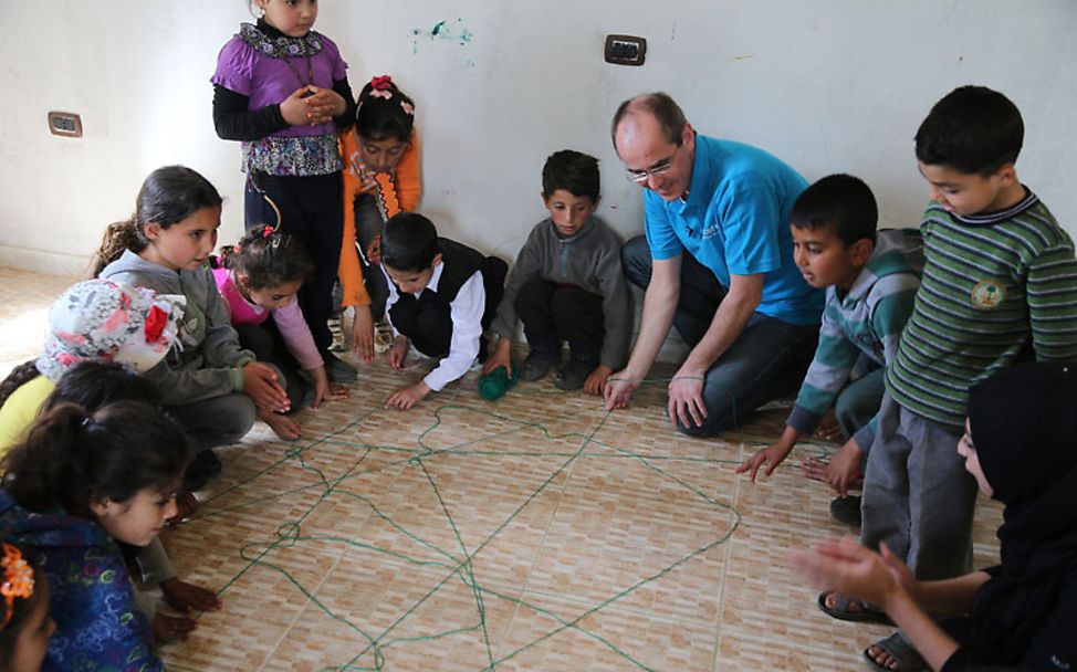Syrien-Konflikt: Spielen mit Kindern im Flüchtlingscamp