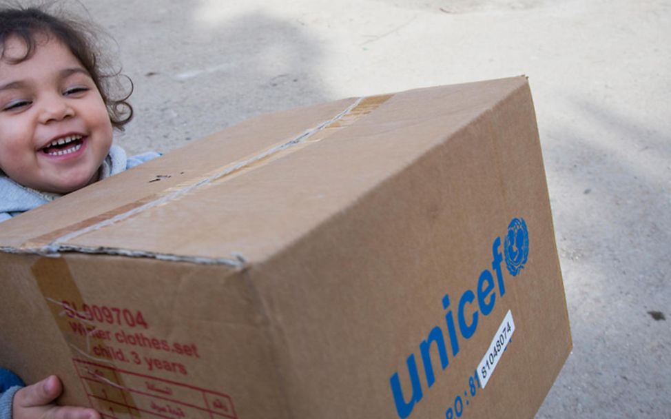Syrien: Ein Mädchen trägt ein Paket