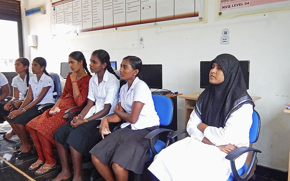 Sri Lanka: Schülerinnen in einem IT-Kurs.
