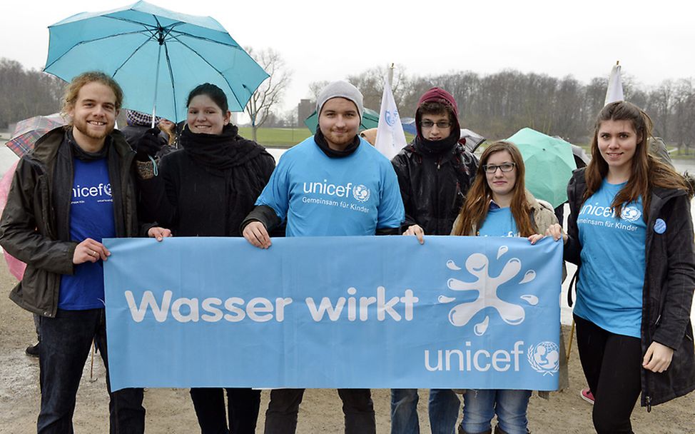 Studenten der Kölner UNICEF-Hochschulgruppe stellen sich zum #WasserMarsch auf.