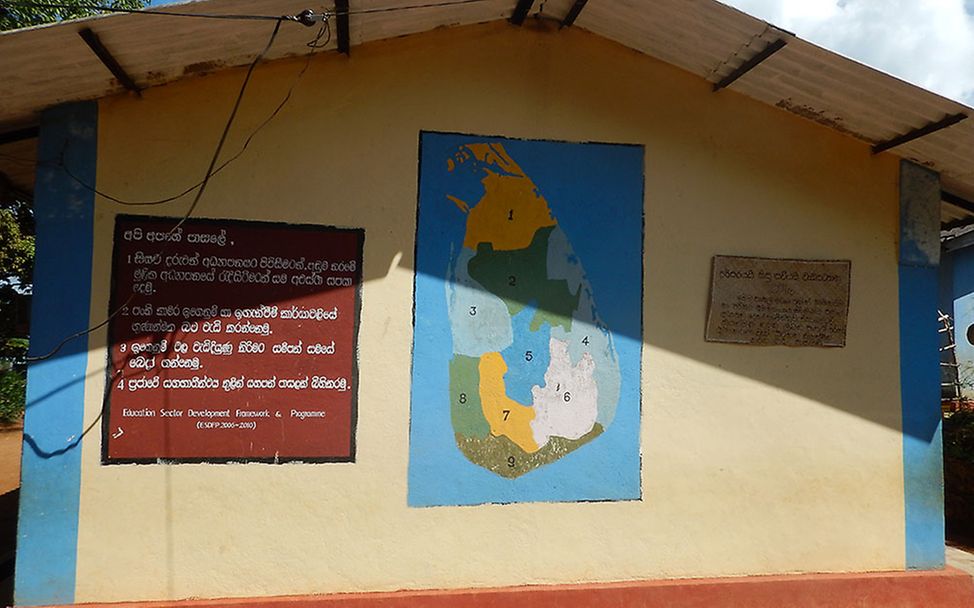 Sri Lanka: Schulgebäude mit einer Tafel mit den Forderungen einer kinderfreundlichen Schule.