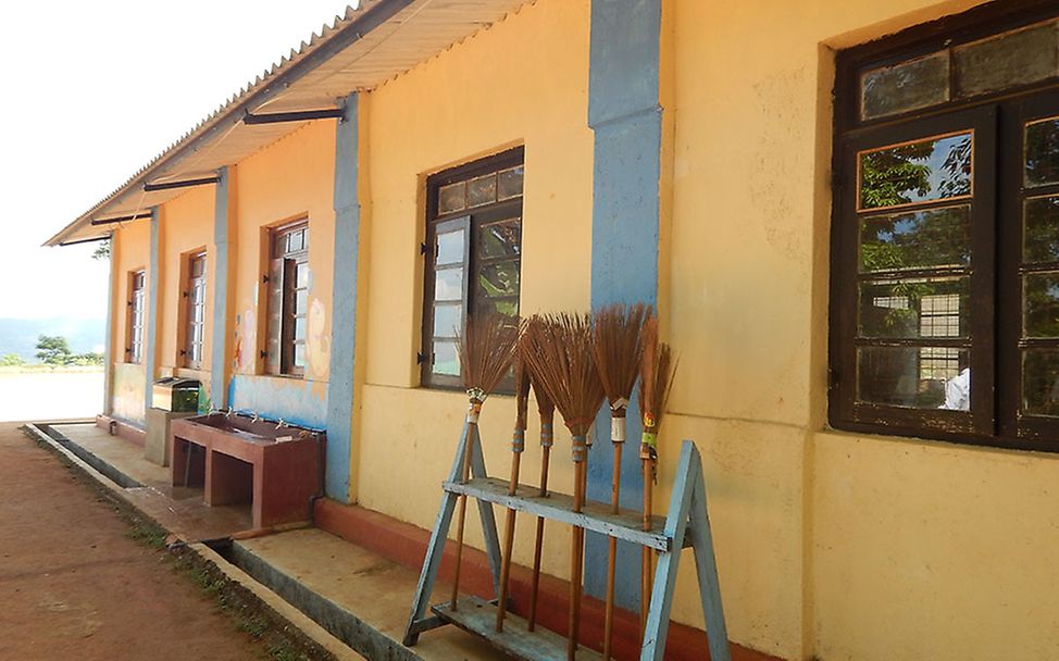 Sri Lanka: Schulgebäude und Waschbecken.