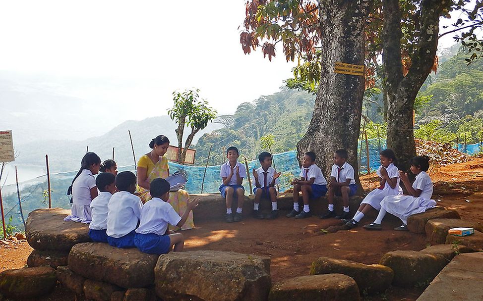 Sri Lanka: Freilicht-Klassenzimmer der Thispanekanda Grundschule.