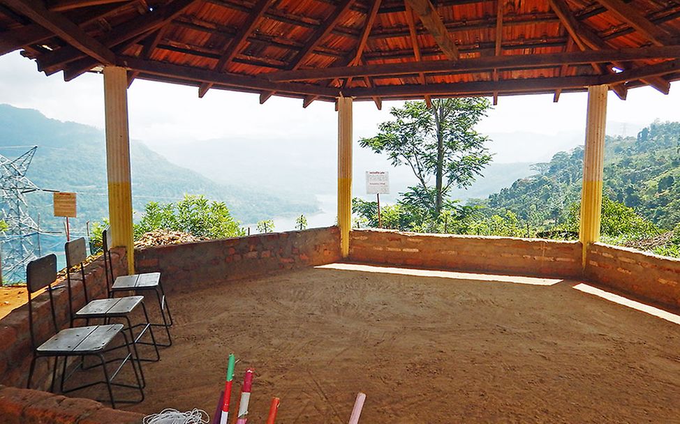 Sri Lanka: Überdachtes „Grünes Klassenzimmer“ in der Thispanekanda Grundschule.