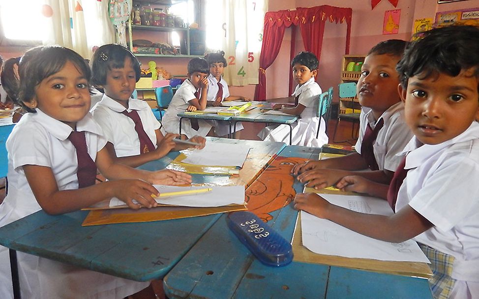Sri Lanka: Schüler im Klassenraum in der Thispanekanda Grundschule.