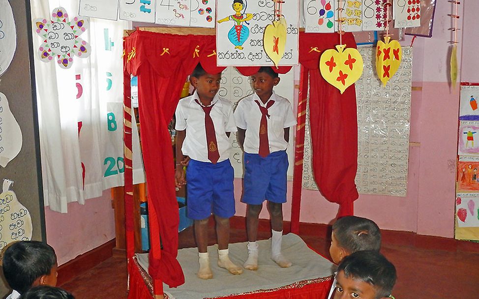 Sri Lanka: Schüler führen ein Theaterstück auf.