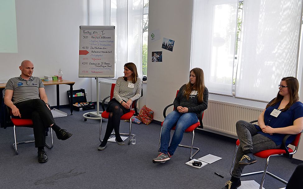 Jugendgipfel J7 2015: Das deutsche Team und Alexander Gerst beim gemeinsamen Workshop