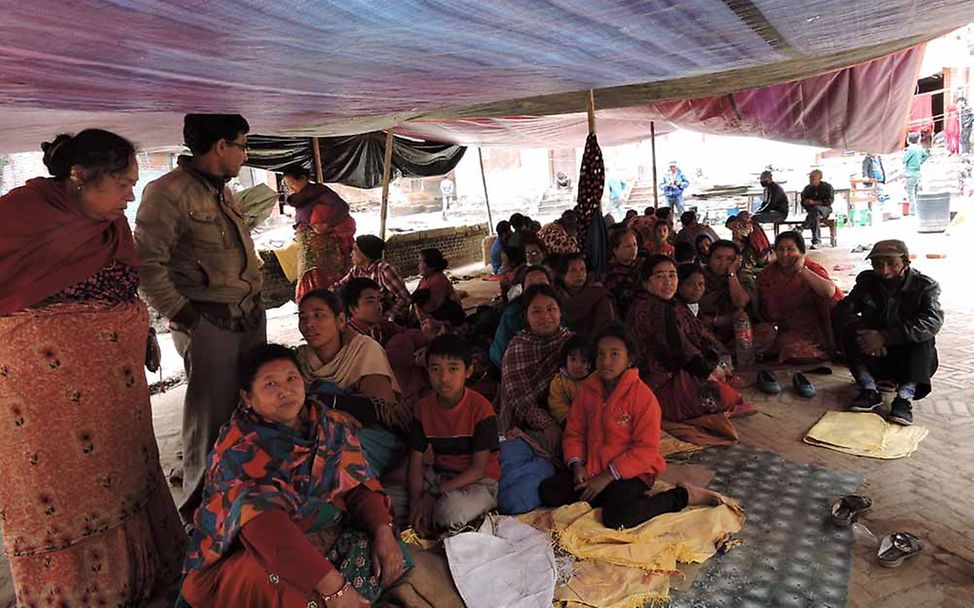 Nepal nach dem Erdbeben: Kinder und Familien unter einer Zeltplane.