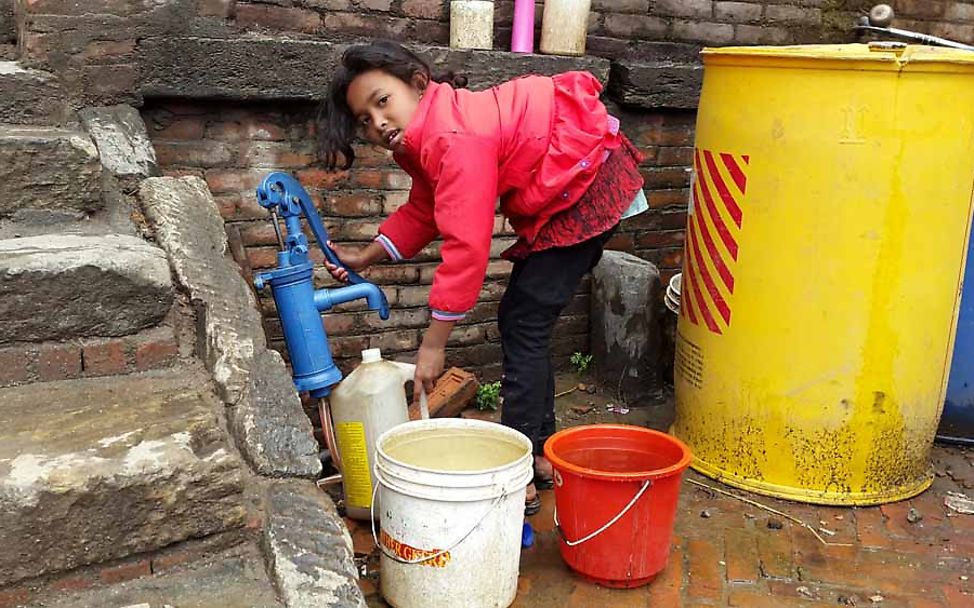 Nepal: Ein Mädchen holt Trinkwasser.