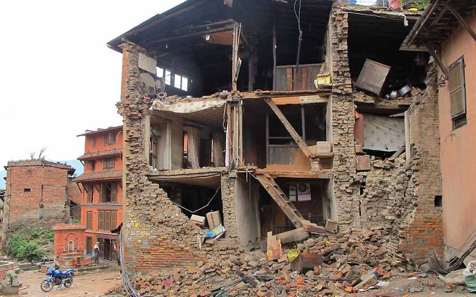 Nepal: Ein vom Erdbeben zerstörtes Haus.
