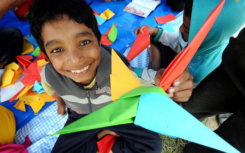 Erdbeben Nepal: Junge mit Papierflieger