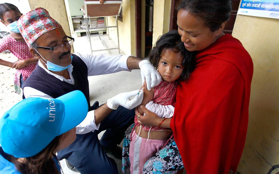Masern-Impfung für Neisha aus Nepal