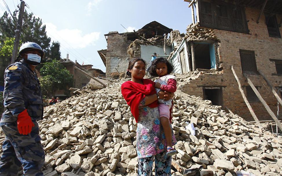 Masern-Impfung in Nepal: Zerstörtes Haus nach Erdbeben