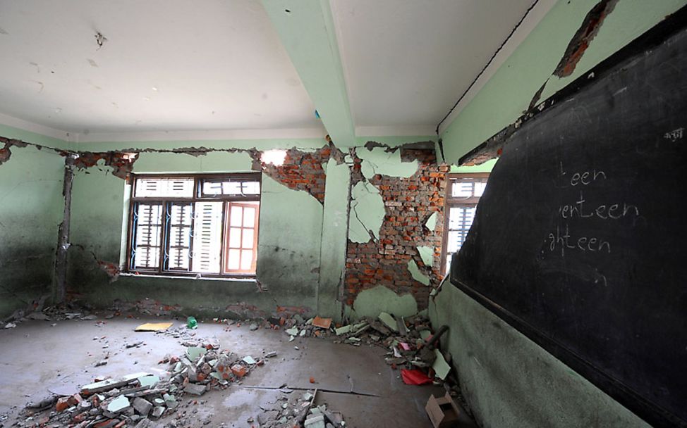 Erdbeben Nepal: Zerstörtes Klassenzimmer in Kathmandu