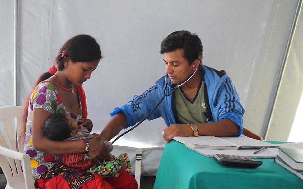 Erdbeben Nepal: Medizinische Untersuchung eines Kindes