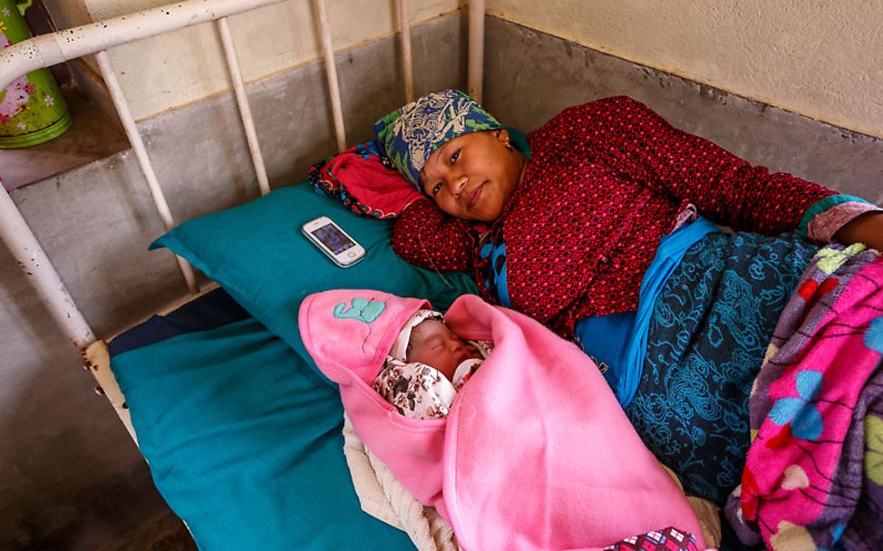 Erdbeben Nepal: Mutter neben Kind auf Neugeborenenstation
