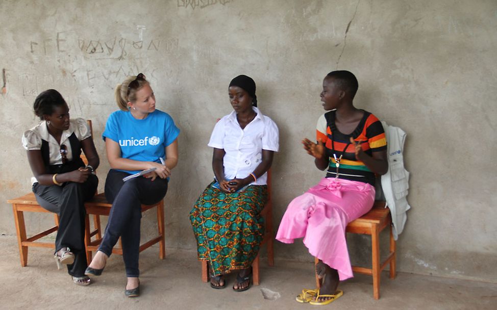 Burundi Krise: UNICEF-Mitarbeiterin Eliane Luthi im Gespräch mit Müttern