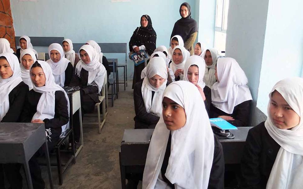 Bildung: Eine Mädchenschulklasse in Afghanistan. 
