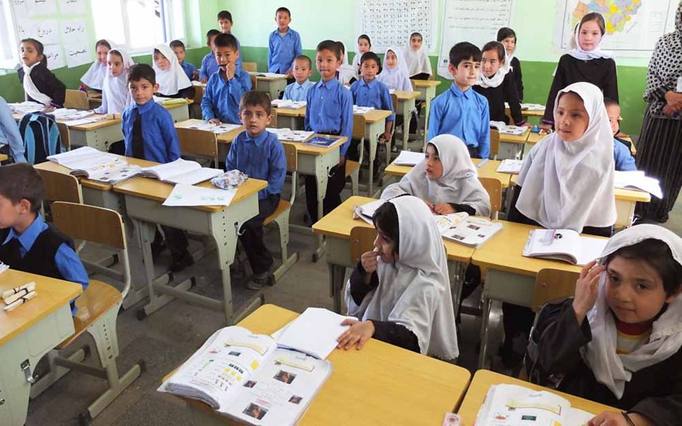 Afghanische Kinder brauchen Bildung: Blick in eine afghanische Schulklasse mit Jungen und Mädchen.